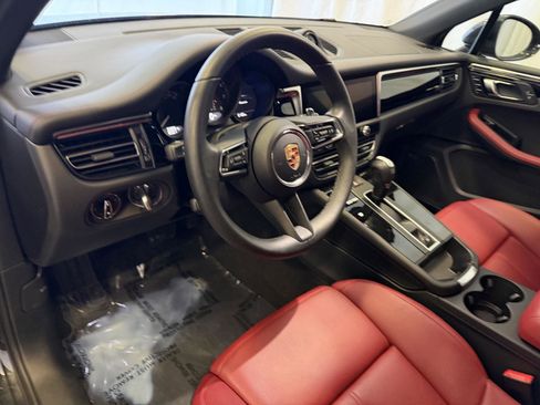 Certified 2025 Porsche Macan image 4