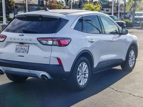 Used 2020 Ford Escape SE image 4