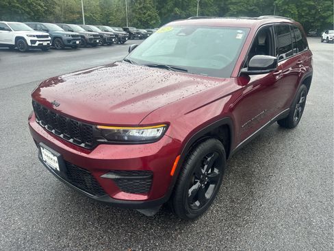 Used 2023 Jeep Grand Cherokee Altitude AWD/4WD image 3