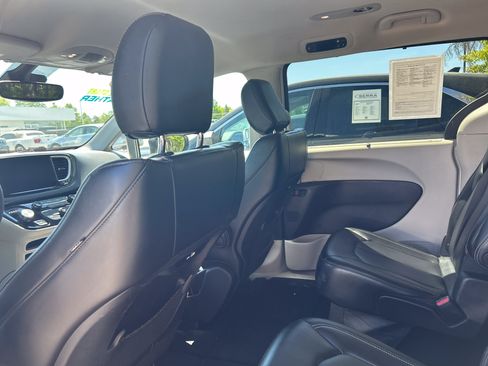 Used 2023 Chrysler Pacifica Touring-L FWD image 12