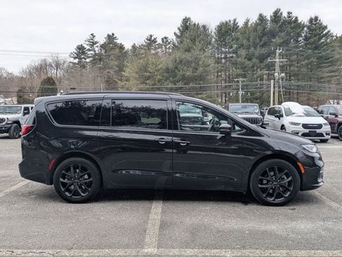 Certified 2022 Chrysler Pacifica Touring-L w/ S Appearance Package AWD/4WD image 4