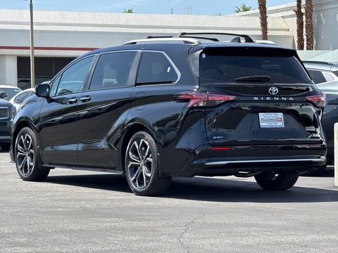 Used 2025 Toyota Sienna Platinum FWD image 5