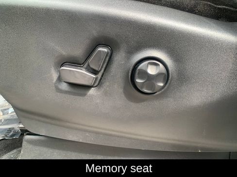 Used 2023 Chrysler Pacifica Touring-L FWD image 16