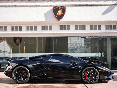 Used 2024 Lamborghini Huracan Tecnica image 2