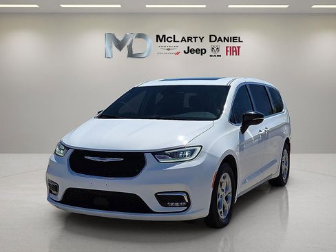 Used 2024 Chrysler Pacifica Limited FWD image 2