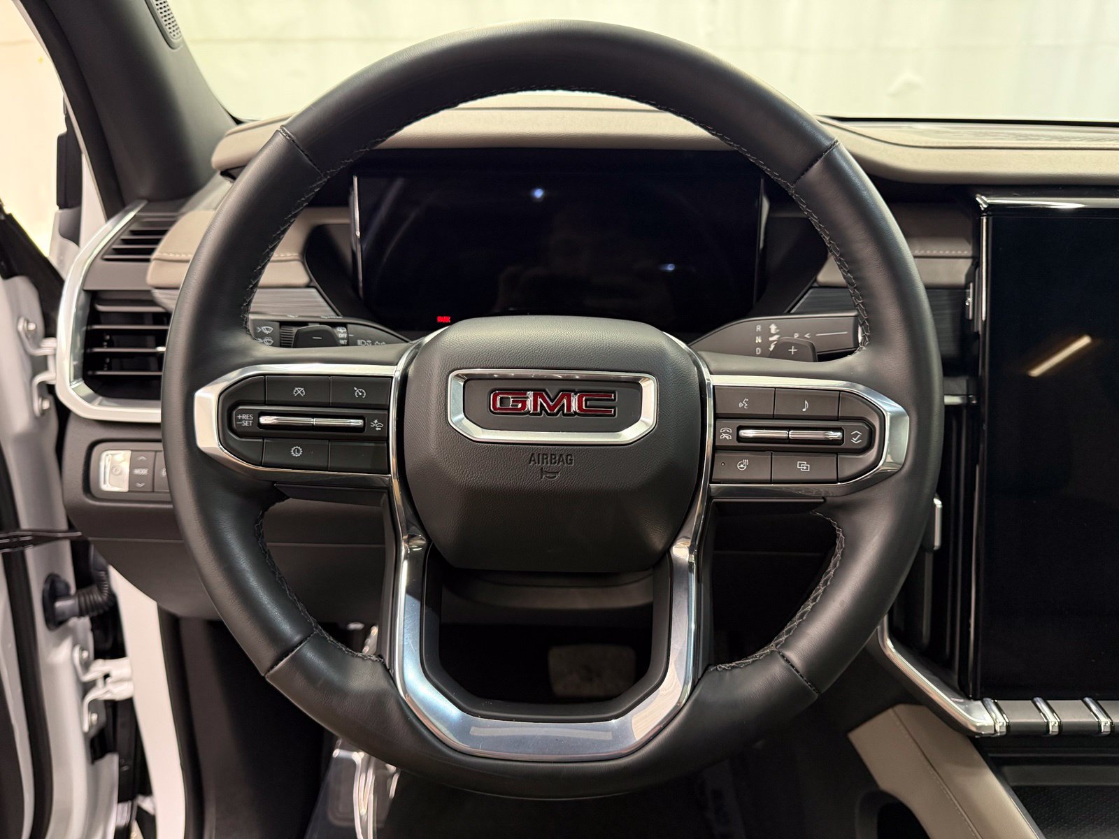 Used 2026 GMC Acadia Elevation w/ Elevation Premium Package FWD image 13
