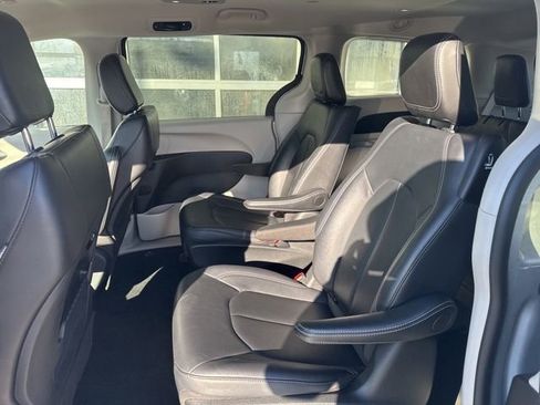 Used 2024 Chrysler Pacifica Select image 20