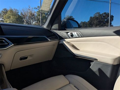 Used 2019 BMW X5 xDrive50i w/ M Sport Package image 17