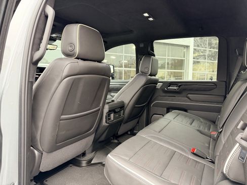 Used 2025 GMC Sierra 2500 AT4X image 4