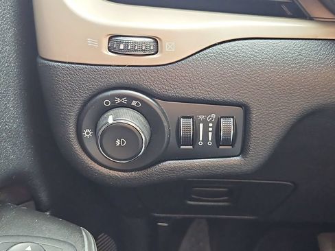 Used 2014 Jeep Cherokee Latitude AWD/4WD image 18