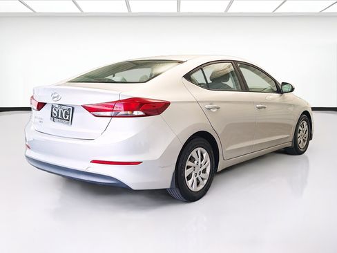 Used 2018 Hyundai Elantra SE FWD image 4