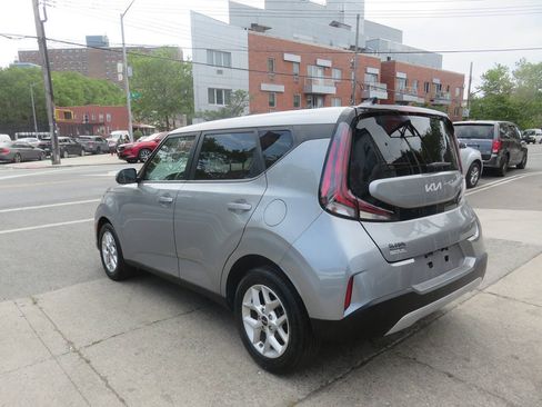 Used 2023 Kia Soul LX w/ LX Technology Package FWD image 5