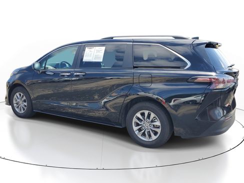 Used 2024 Toyota Sienna XLE FWD image 4