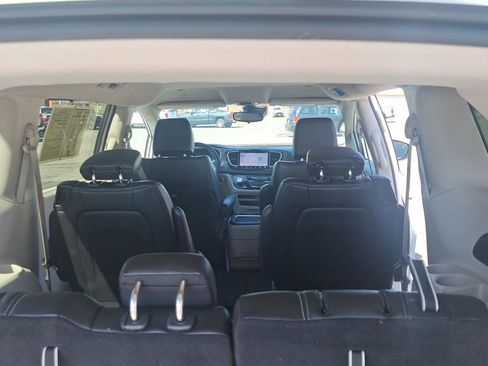 Used 2023 Chrysler Pacifica Touring-L image 16