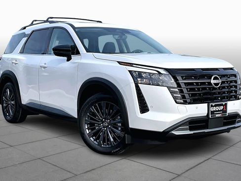 New 2026 Nissan Pathfinder SL image 2