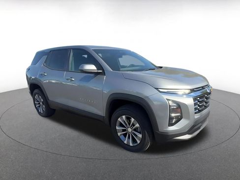 Used 2025 Chevrolet Equinox LT image 2