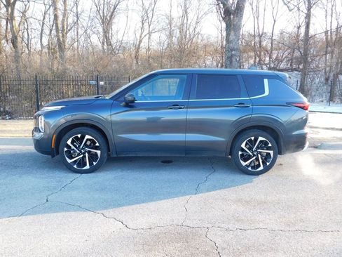 Used 2024 Mitsubishi Outlander SE image 2