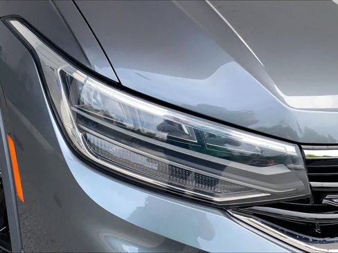 Used 2023 Volkswagen Tiguan SE R-Line FWD image 28
