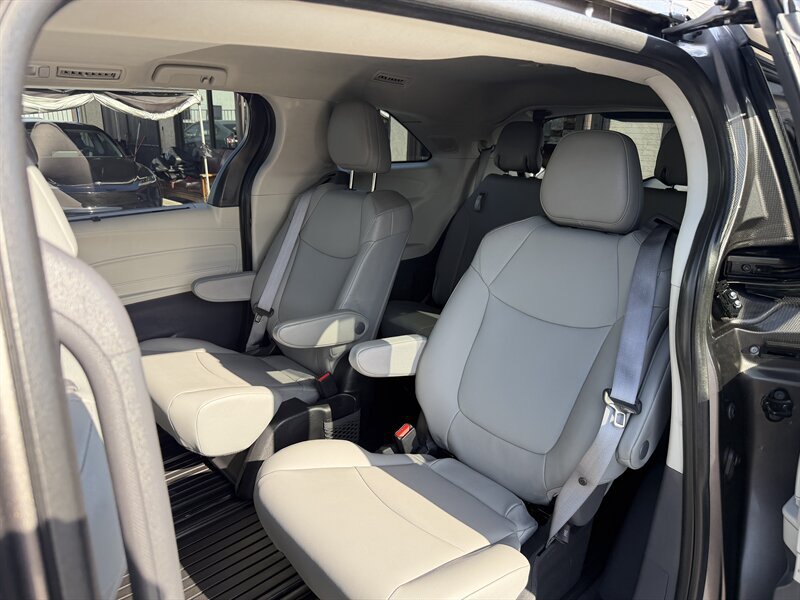Used 2022 Toyota Sienna XLE w/ XLE Plus Package FWD image 12