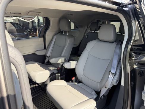 Used 2022 Toyota Sienna XLE w/ XLE Plus Package FWD image 12