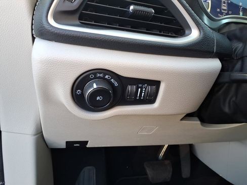 Used 2023 Chrysler Pacifica Touring-L image 23