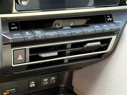 Used 2025 Toyota Camry SE image 25