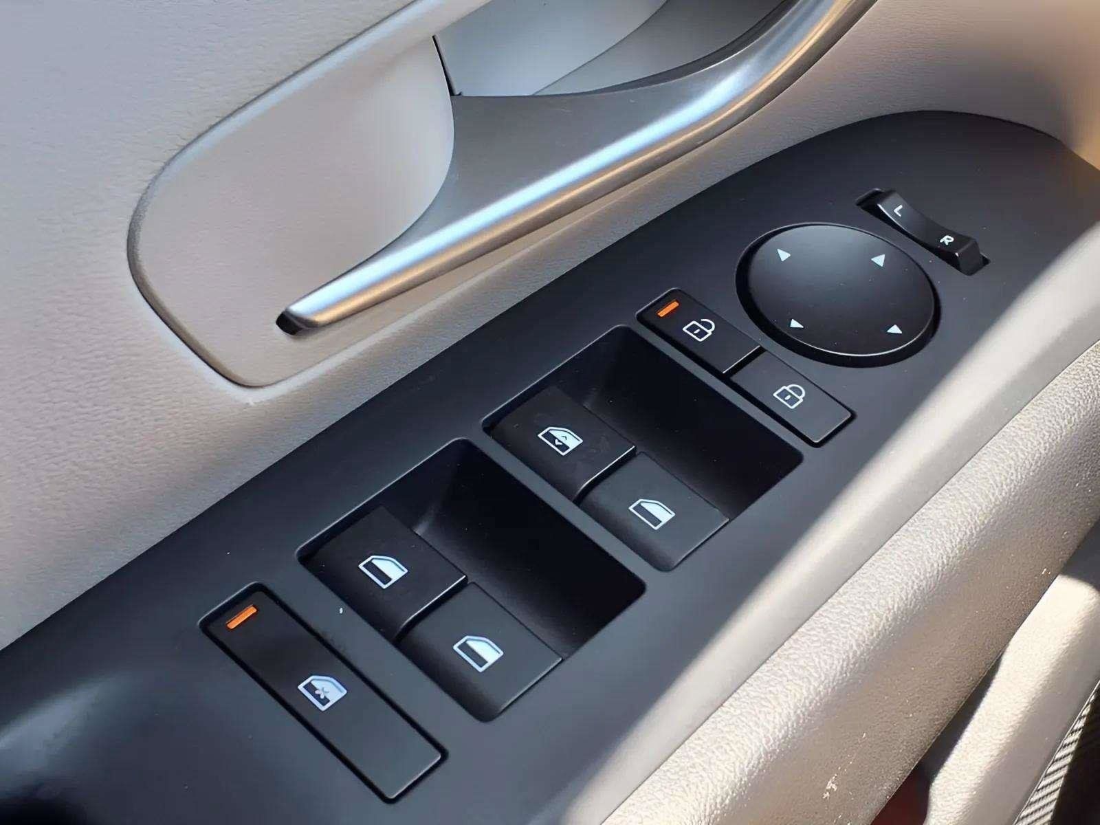 Certified 2025 Hyundai Tucson SE FWD image 17