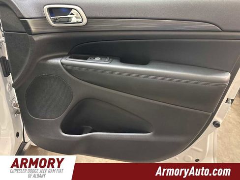 Used 2019 Jeep Grand Cherokee Laredo image 34