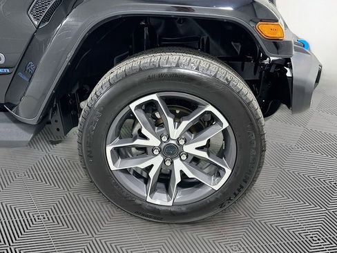 Used 2024 Jeep Wrangler Unlimited w/ Convenience Group AWD/4WD image 20
