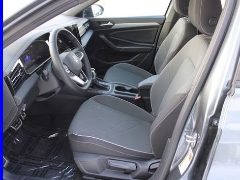 Used 2025 Volkswagen Jetta Sport image 11