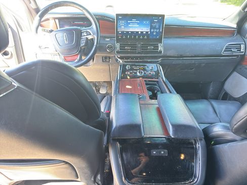 Used 2024 Lincoln Navigator L Reserve AWD/4WD image 4