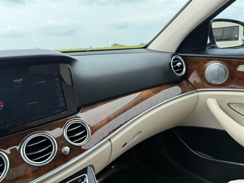 Used 2017 Mercedes-Benz E 300 4MATIC image 19