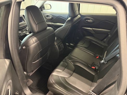 Used 2019 Jeep Cherokee Latitude Plus w/ Cold Weather Group AWD/4WD image 10
