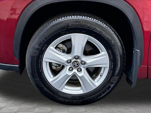 Certified 2025 Toyota Highlander LE FWD image 11