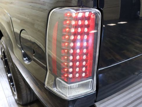 Used 2005 Cadillac Escalade ESV Platinum image 18