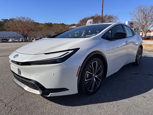 Used 2025 Toyota Prius XLE image 7