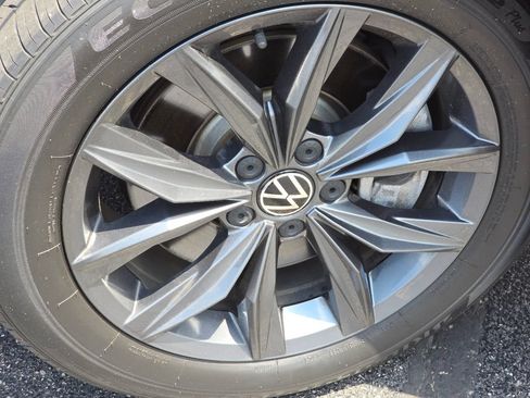Used 2022 Volkswagen Tiguan SE AWD/4WD image 18
