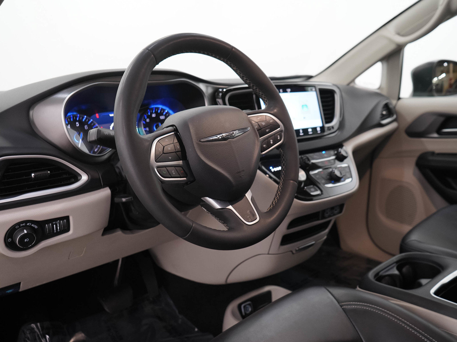 Used 2023 Chrysler Pacifica Touring-L FWD image 29
