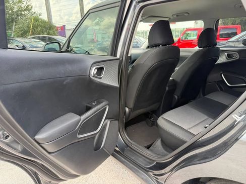 Used 2025 Kia Soul LX w/ LX Technology Package FWD image 10