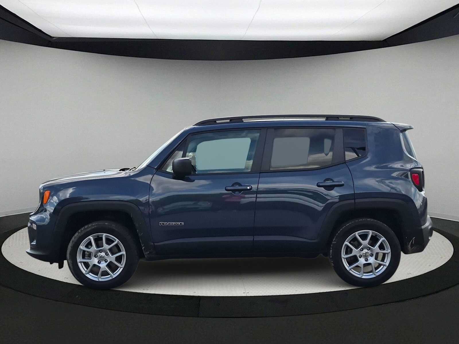 Used 2023 Jeep Renegade Latitude w/ Premium Group AWD/4WD image 5