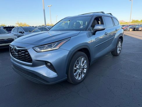 Used 2023 Toyota Highlander Limited FWD image 3