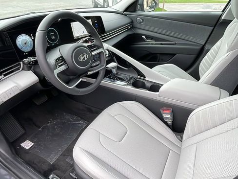 New 2025 Hyundai Elantra Limited image 14