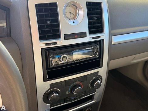 Used 2010 Chrysler 300 Touring image 9