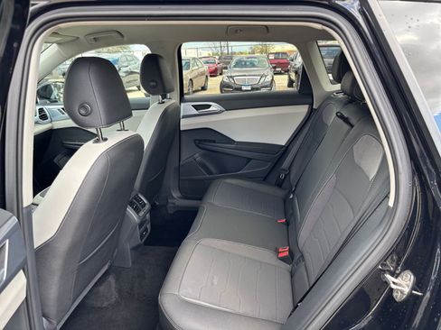 Used 2025 Volkswagen Taos SE FWD image 27
