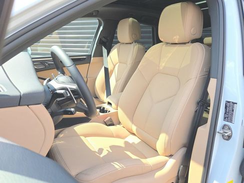 New 2026 Porsche Macan image 5