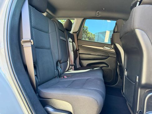 Used 2020 Jeep Grand Cherokee Laredo AWD/4WD image 14