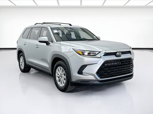 Used 2024 Toyota Grand Highlander XLE FWD image 3