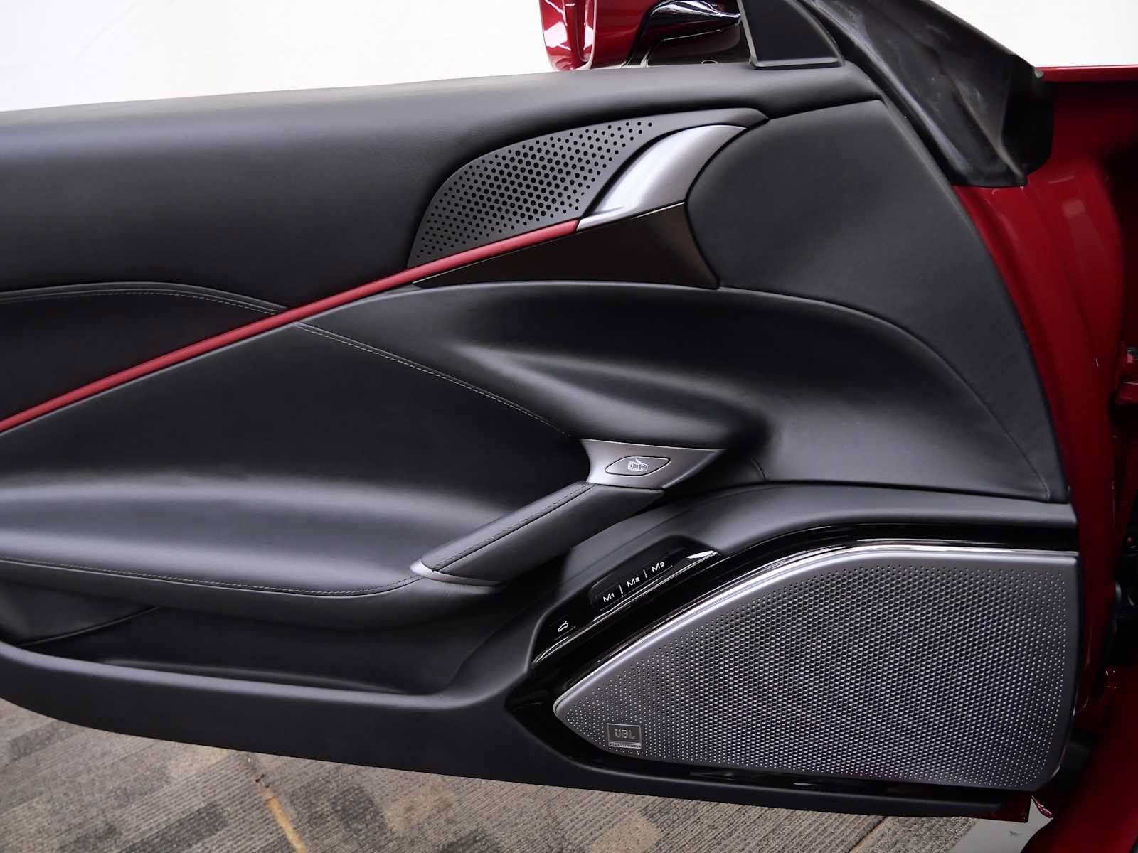 Certified 2025 Ferrari Roma Spider RWD image 28
