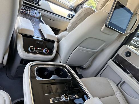 Used 2019 Lincoln Navigator Reserve AWD/4WD image 37