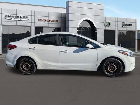 Used 2017 Kia Forte LX image 2